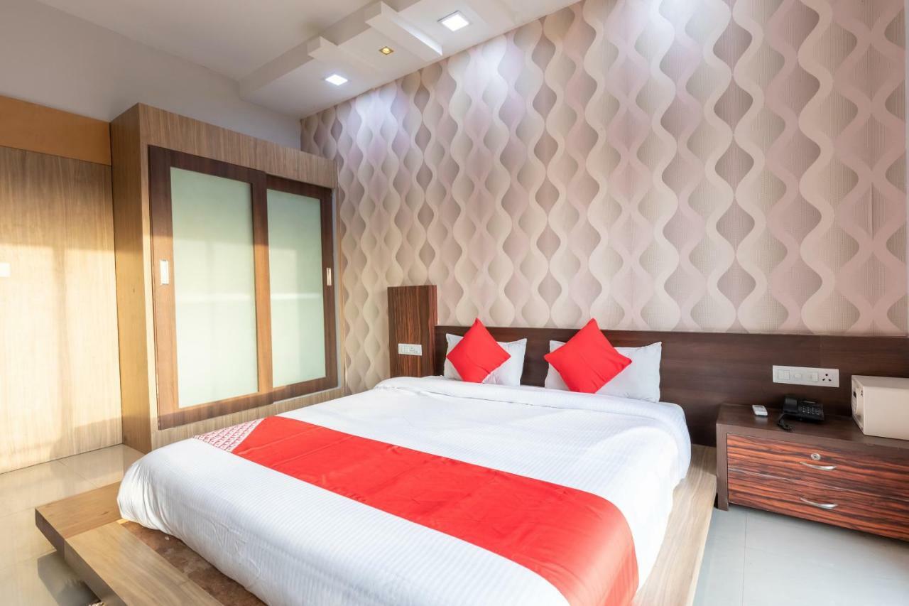 Oyo 42910 Hotel Rudra Palace Ratlam Room photo